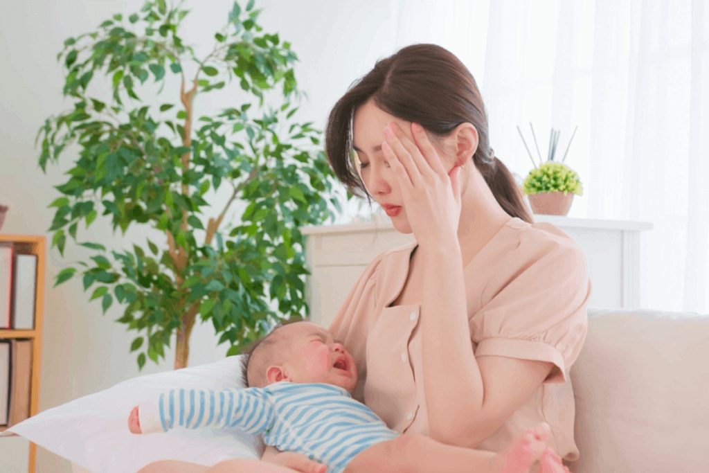 Nghỉ ngơi, thư giãn, giữ tâm trạng vui vẻ, thoải mái sẽ giúp giảm tình trạng căng thẳng và trầm cảm sau sinh